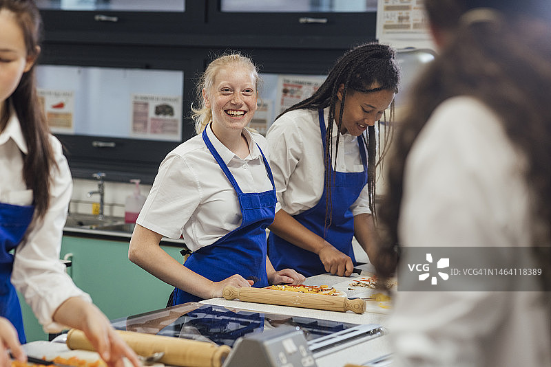 在学校和朋友烹饪图片素材