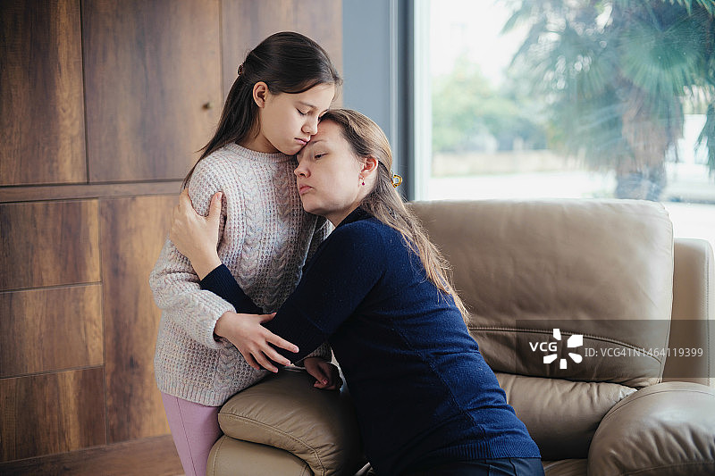 母亲安慰悲伤的女儿图片素材