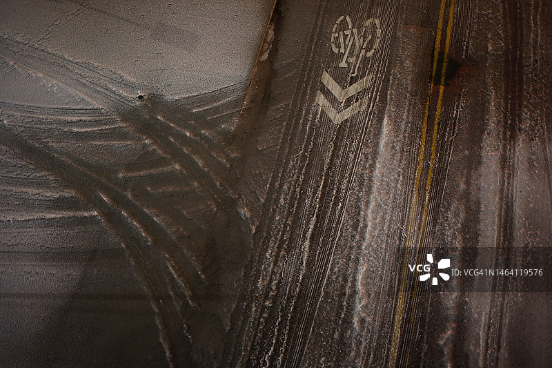 雪地道路上的轮胎痕迹和自行车标志图片素材