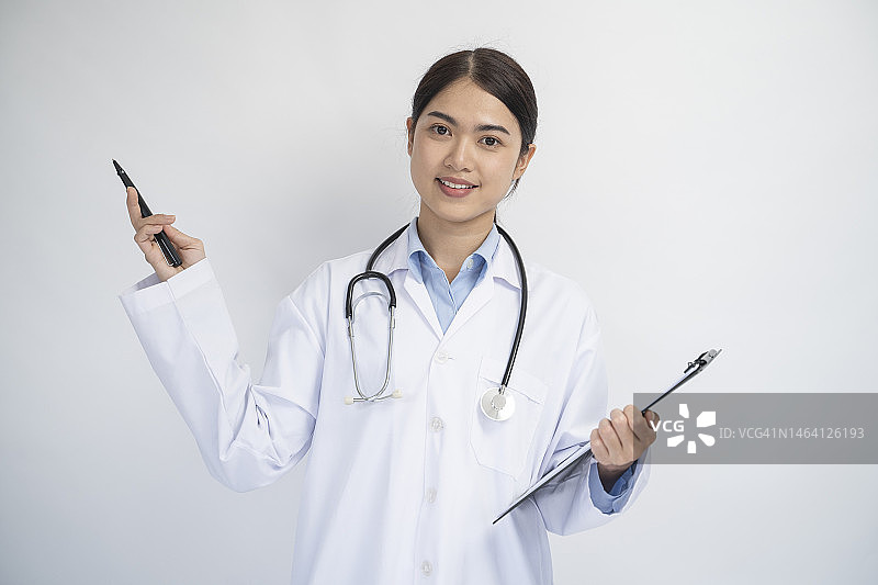 女医生在图表上书写的白色背景影棚照片图片素材