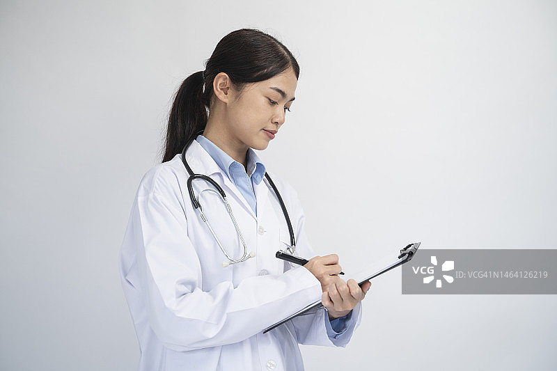 女医生查看病历，白色背景图片素材