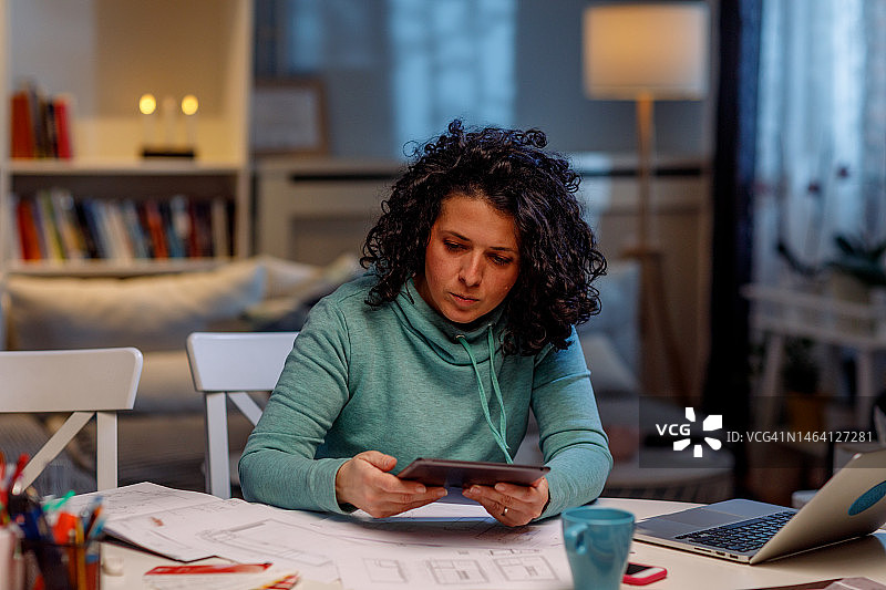 女室内设计师在家工作时使用数位板图片素材