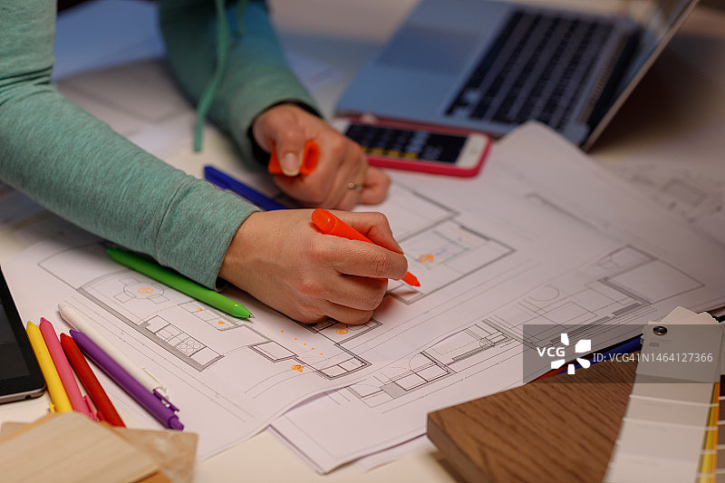 女室内设计师修改室内设计方案图片素材