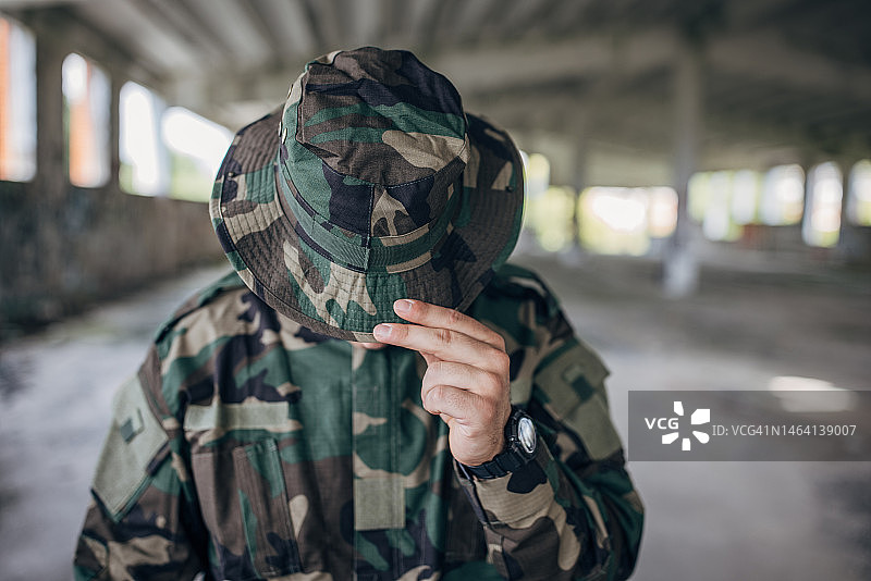 身穿军装的年轻男人图片素材