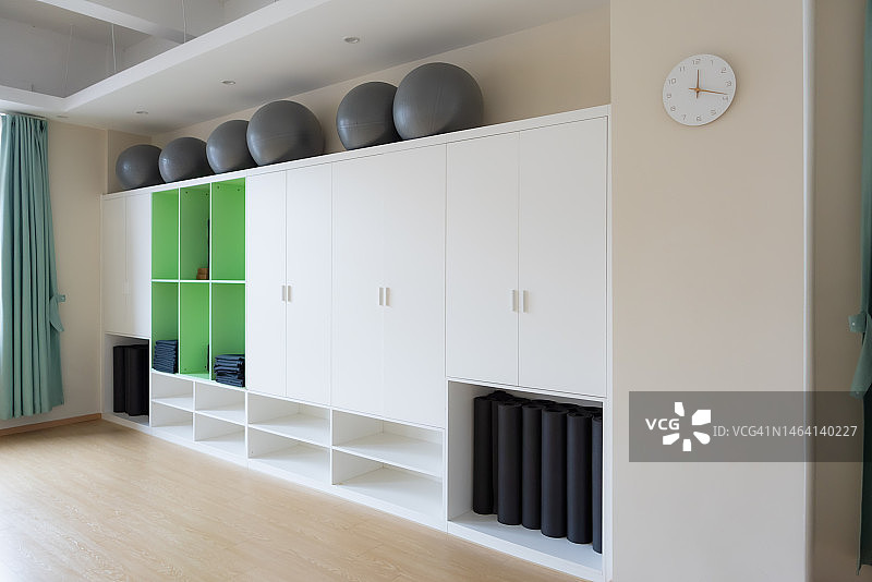 角落里的木制橱柜图片素材