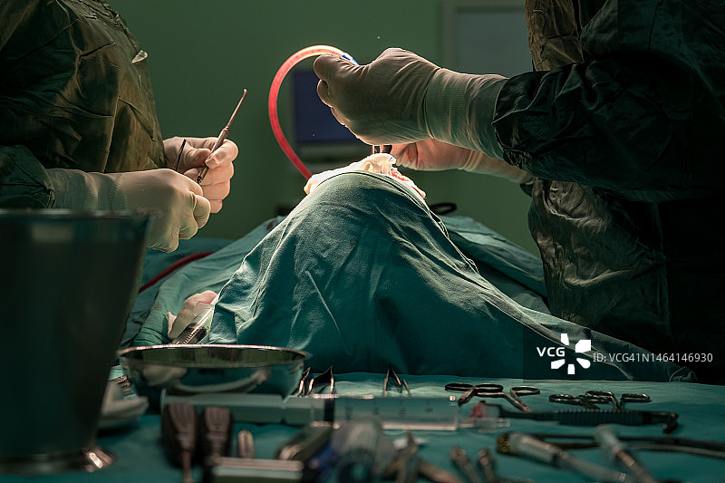 手术中，医护人员、病人、手术台图片素材
