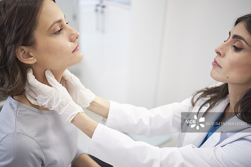 医生与女性患者在诊所、医院讨论医疗保健问题图片素材