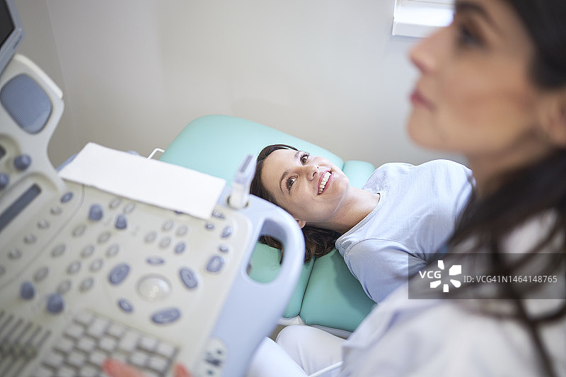 医生与女性患者在诊所、医院讨论医疗保健问题图片素材