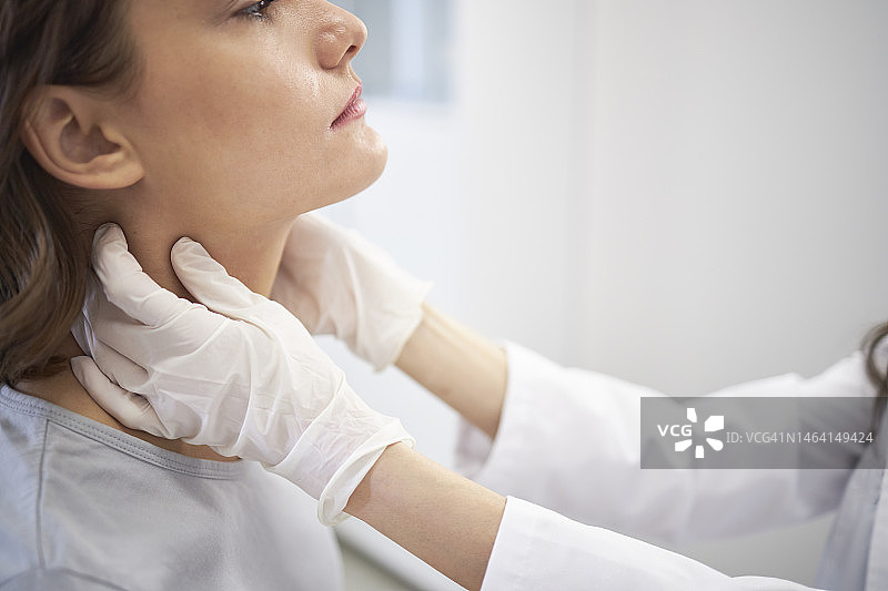 医生与女性患者在诊所、医院讨论医疗保健问题图片素材