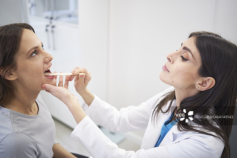 医生与女性患者在诊所、医院讨论医疗保健问题图片素材