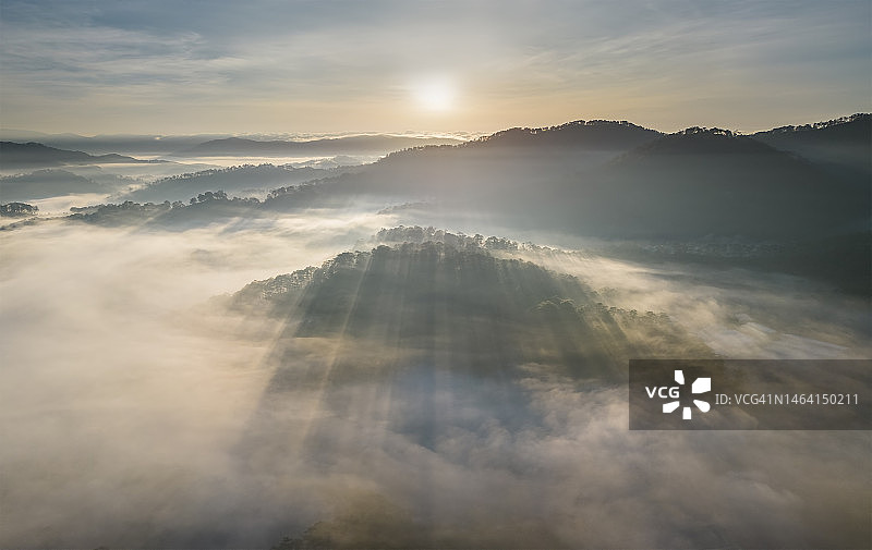 穿透山谷云层的绚丽阳光图片素材
