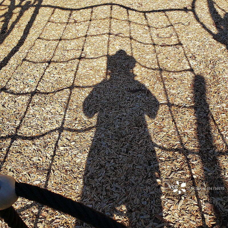 人物与互联网络格子的倒影图片素材