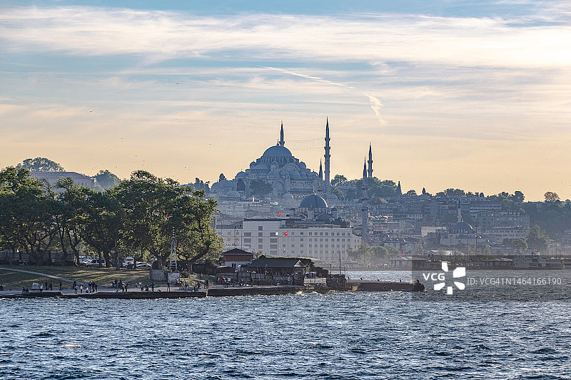 土耳其伊斯坦布尔博斯普鲁斯海峡的午后景色图片素材