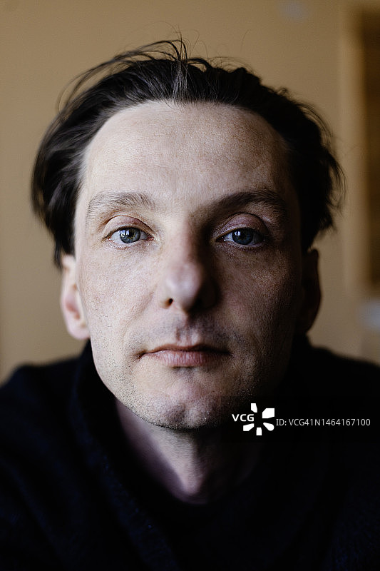 成年男人的平静期待图片素材