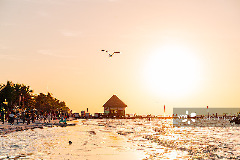 墨西哥玛雅海岸霍尔博克斯岛海滩日落图片素材