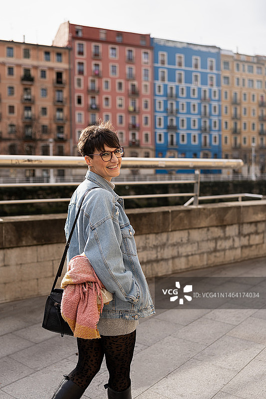 在城市里的微笑女游客图片素材