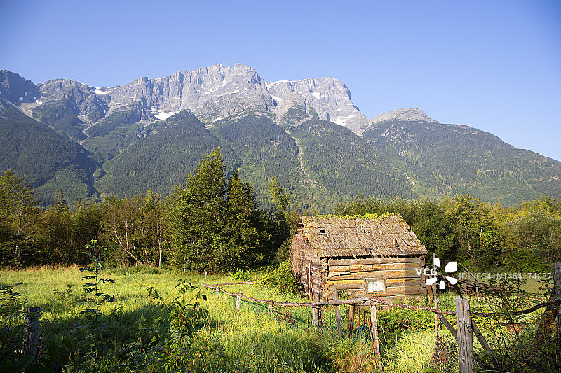 田野中废弃的小屋图片素材