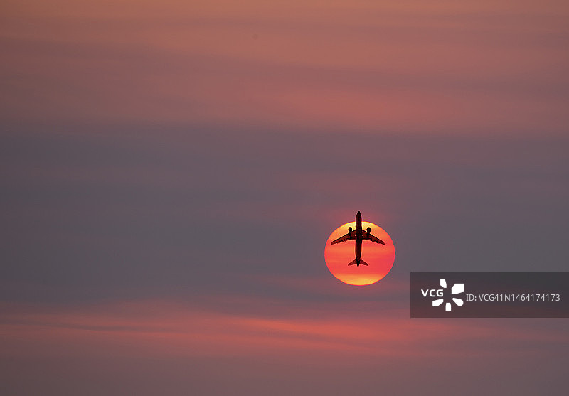 日出时分客机起飞图片素材