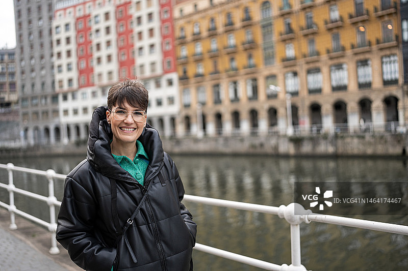 在城市里的微笑女游客图片素材