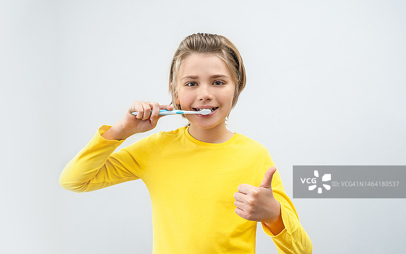 俄罗斯青少年男孩刷牙图片素材