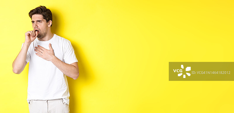 男子出现新冠或流感症状，咳嗽且感到不适图片素材