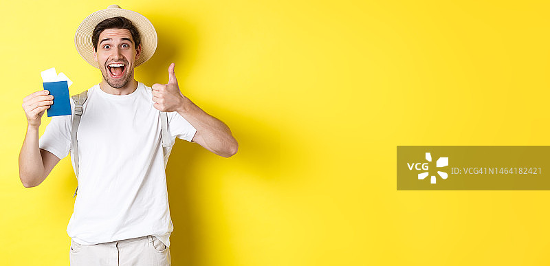 旅游休闲：满意的男游客展示护照图片素材