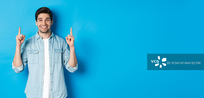 休闲装中面带微笑的英俊胡须男人肖像图片素材