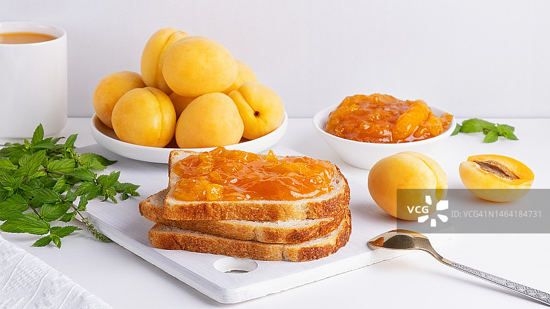 杏子酱水果薄荷吐司图片素材