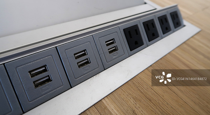 电源板上的USB端口和交流电源插座图片素材