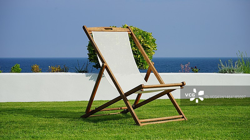 印度尼西亚的草地、甲板和绿色花园中的躺椅图片素材