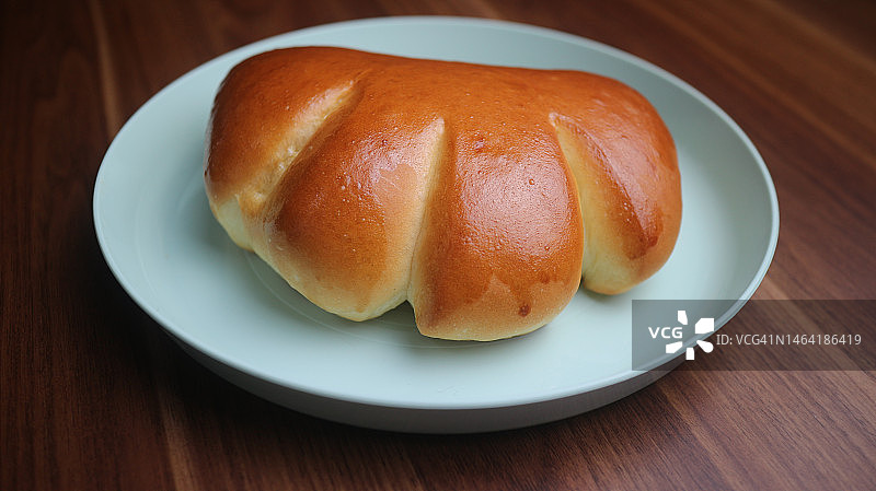 桌上盘子里的面包俯视图，印度尼西亚图片素材