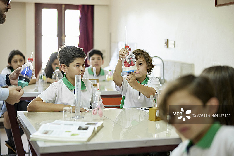 小学生们在做科学项目图片素材