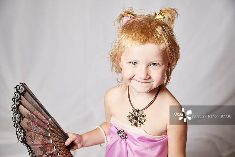 穿着粉色连衣裙的可爱女孩的肖像图片素材