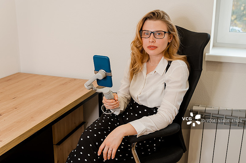 用智能手机自拍的年轻迷人女孩图片素材