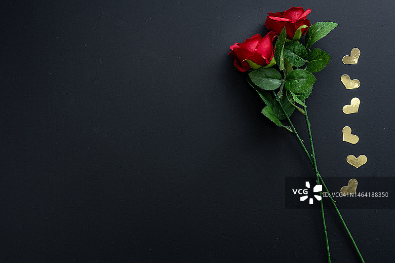黑色banner背景上带有红色心形和红色玫瑰的美丽情人节背景，马来西亚图片素材