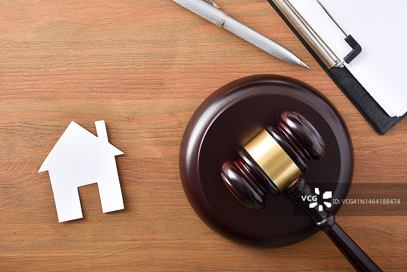 木桌上的法槌和房屋模型图片素材