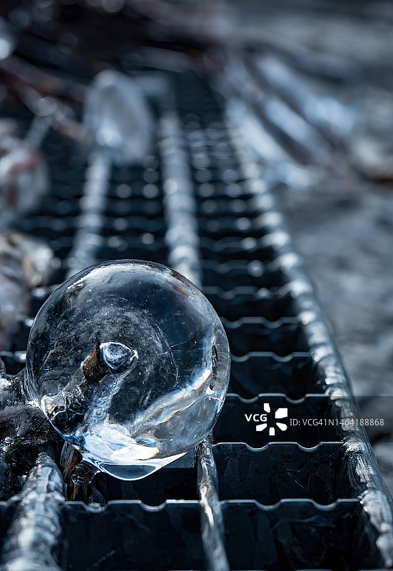 阳光明媚的日子里耶拿萨勒河上的冰雕图片素材