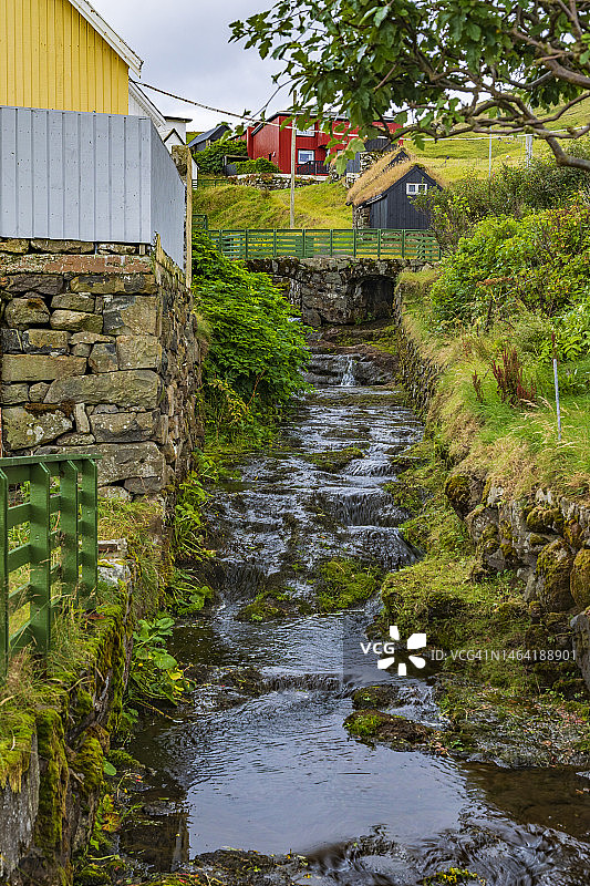 丹麦米克拉达鲁尔建筑旁的河流美景图片素材