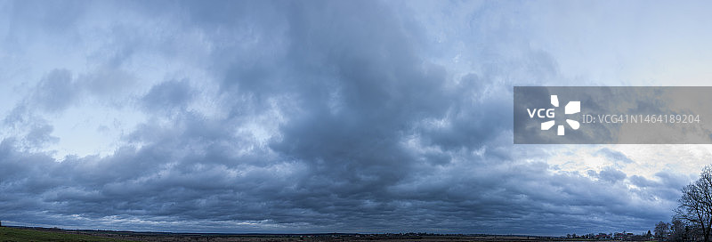 乌克兰大型山谷全景 landscape 上空的蓝灰色暴风云图片素材