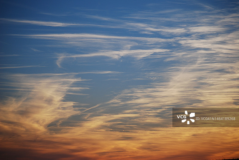 低角度拍摄：美国威斯康星州日落时天空中的云彩图片素材