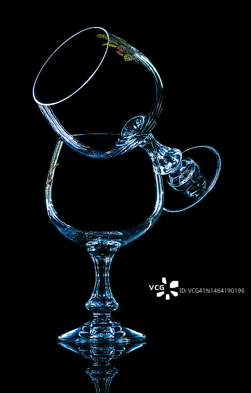 格鲁吉亚第比利斯：黑色背景下葡萄酒杯的特写图片素材