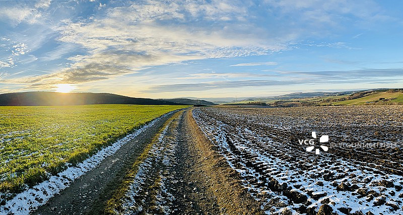德国，奥雷山脉日落时分的田野风光图片素材
