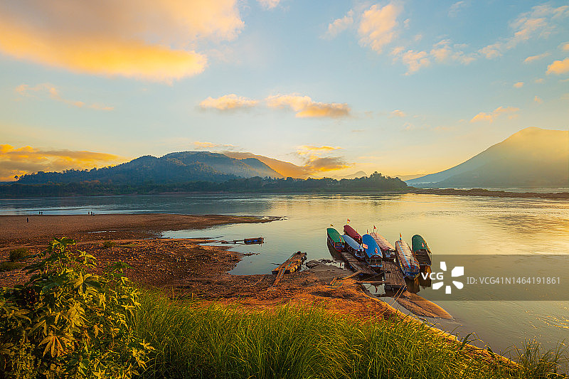 泰国清康湄公河的清晨美景，江库情侣风光图片素材