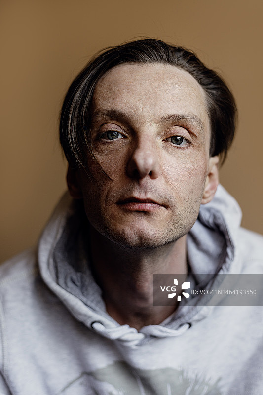 留着刘海的成年男子平静的面容图片素材