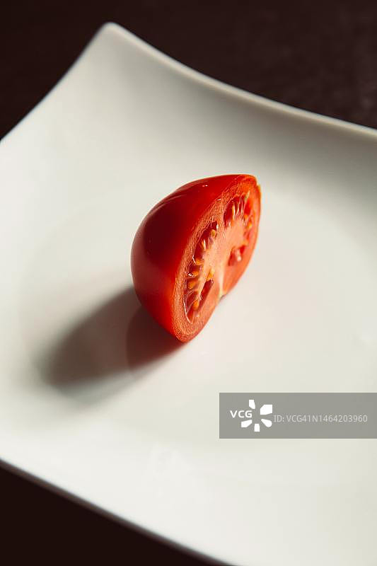 印尼，桌上盘子里的番茄特写图片素材