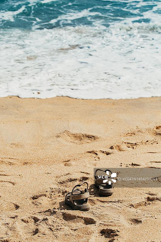 印度尼西亚海滩上人字拖的俯视角度照片图片素材