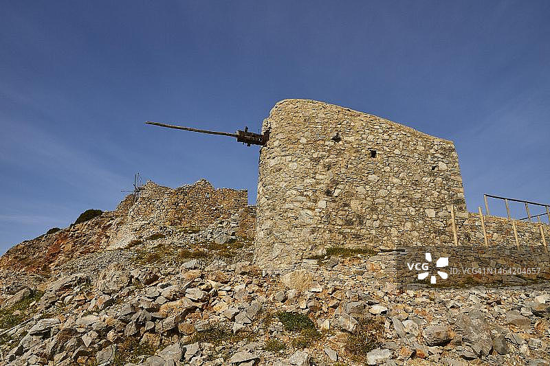 古老的风车，面粉厂，安贝洛斯山口，蓝天，拉西锡高原，拉西锡，克里特岛东部，克里特岛，希腊图片素材