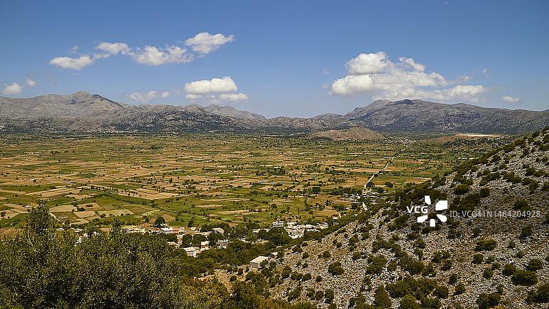 拉西锡高原：绿色田野、黄色田野、树木、山脉、Psichro村、迪克特山、蓝天白云，克里特岛，希腊东克里特岛图片素材