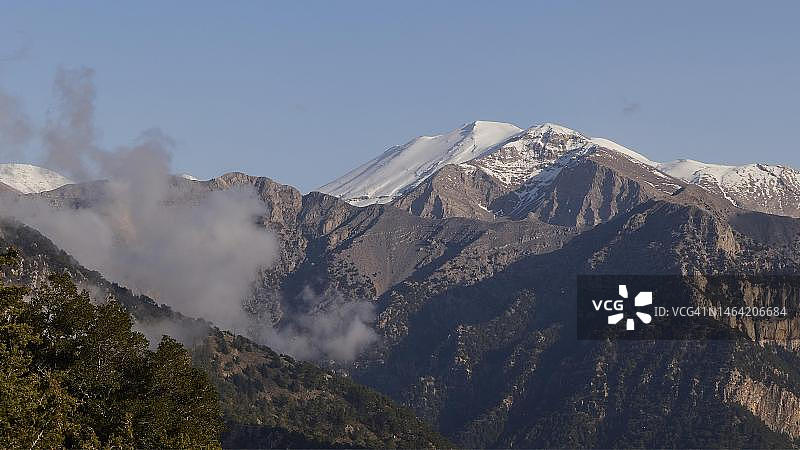 峡谷入口，希洛斯卡洛，峡谷中的云，雪山，萨马利亚峡谷，奥马洛斯，莱夫卡奥里，白山，克里特岛西部，希腊克里特岛图片素材