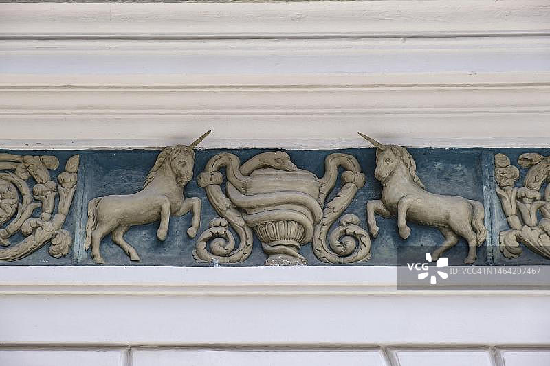 带有独角兽的饰带，位于德国梅明根历史悠久的旧城区图片素材